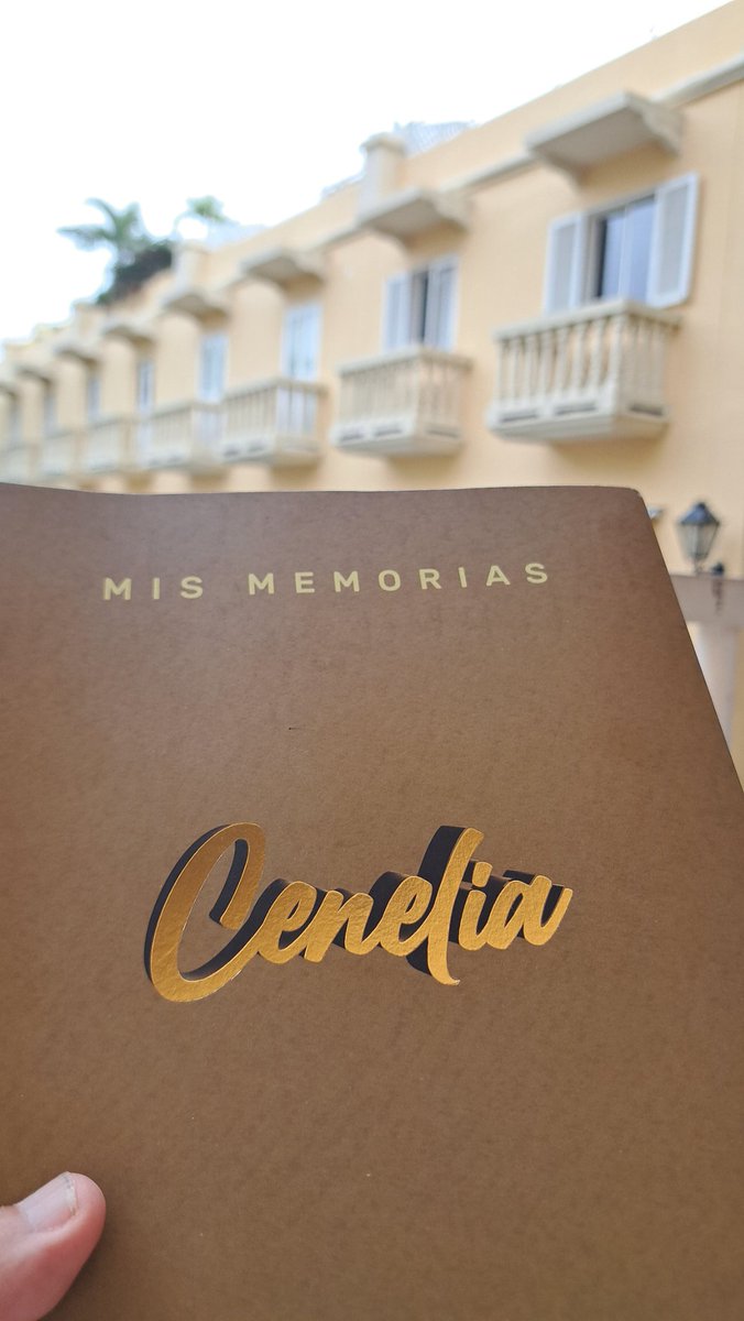 Acabo de hacer un viaje musical por noventa años de vida en el Caribe. En ellos ha estado como protagonista y testigo Cenelia Alcázar, La Dama del Bolero en Cartagena. El lector encontrará en estas páginas una voz inconfundible que ha dado corazón al sentimiento. ¡Gracias, Cene!