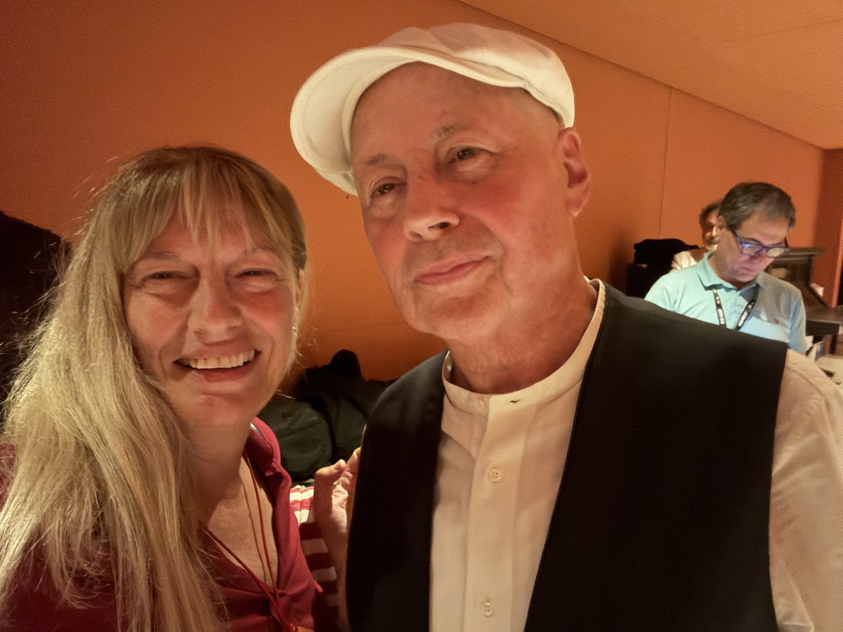 Stasera, alla fine del suo bellissimo spettacolo, ho ricevuto con grande emozione gli auguri di Baricco. Ultimo prezioso regalo della giornata del mio compleanno! ❤️ ❤️ ❤️
Grazie Grazie <a href="/bariccoale/">Alessandro Baricco</a>