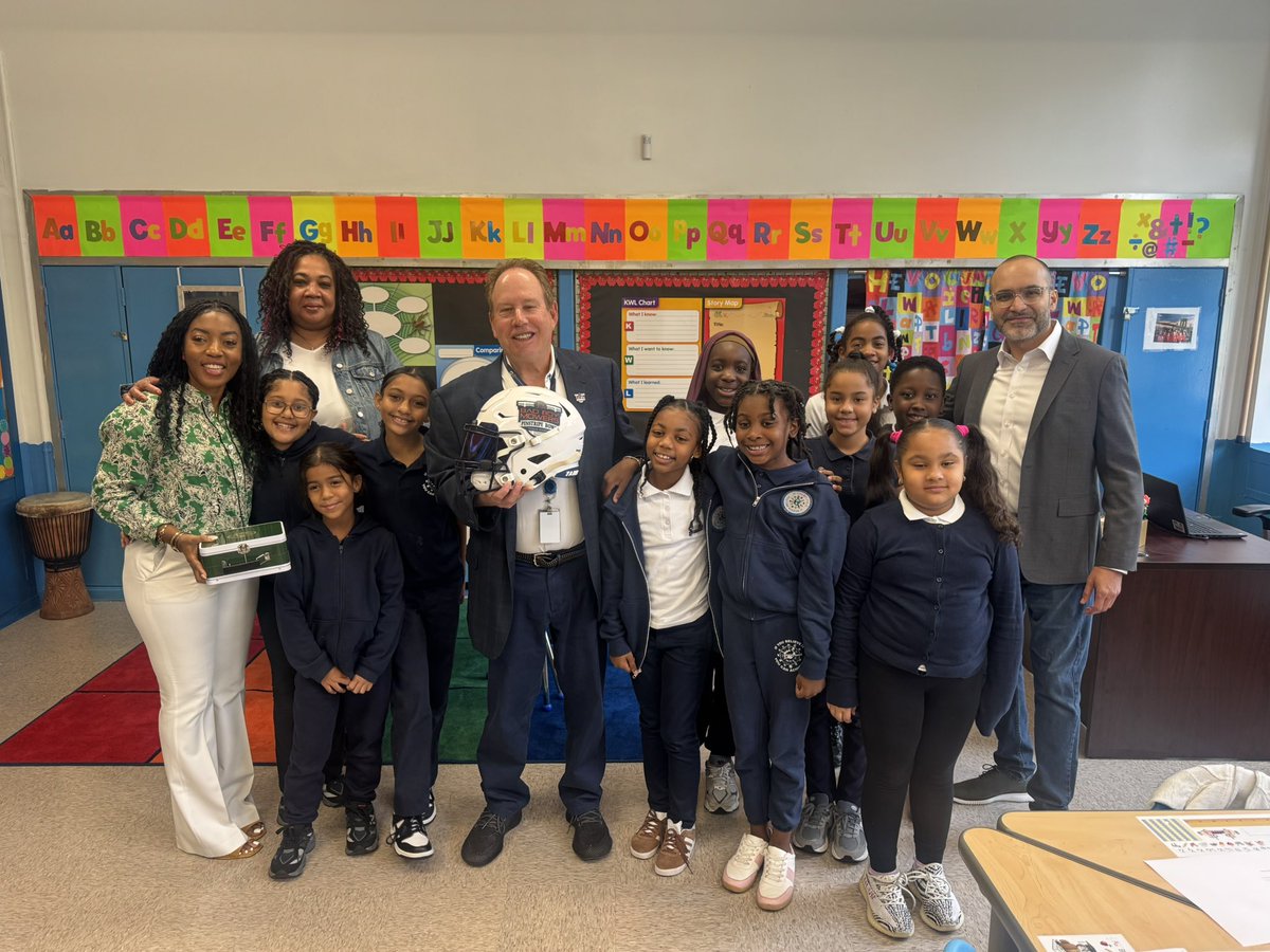 CSD9Bronx's tweet image. When teachers win, students win! 🙌🍎
Shoutout to Mrs. Cato (@ps114_x ) — surprised with $1,000 for school supplies thanks to @Yankees @cfpextrayard + @pinstripebowl 🎉💙 #ExtraYardWeek #BigDayForTeachers