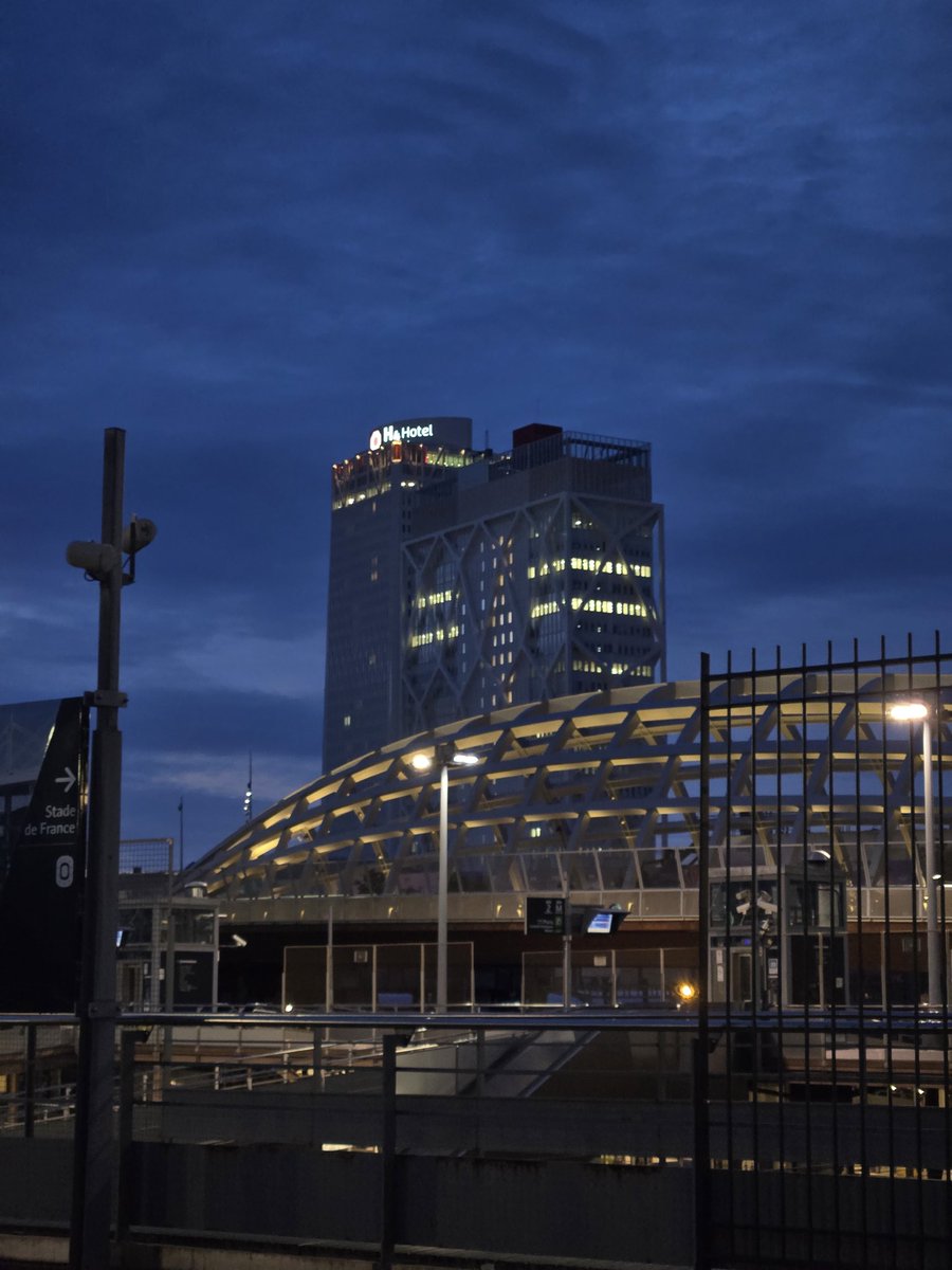 Le ciel est de plus en plus sombre quand je sors du taff