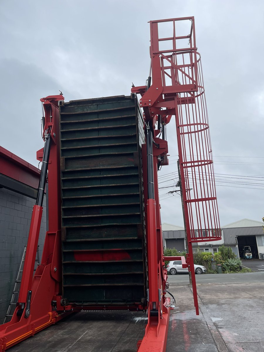 A_WARD_News's tweet photo. @AgNews Have you seen these container loading system for soybean?
Picks container directly from the truck? https://t.co/WRo93SrCGi