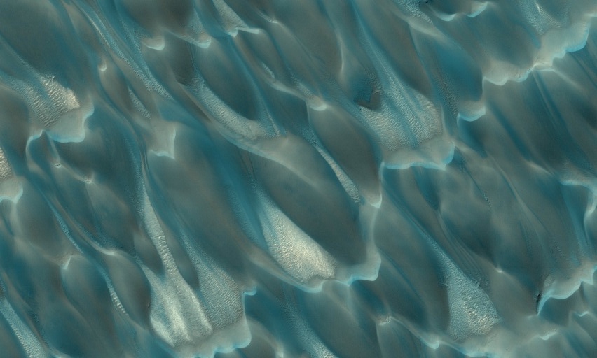 NASAMars's tweet image. Martian sand dunes captured in enhanced color by NASA&apos;s Mars Reconnaissance Orbiter in July. MRO has sent home almost 500 Terabits of science data about the Red Planet&apos;s surface, weather, and potential landing sites.

Happy #ITProDay to the teams who manage all that info! 👩‍💻