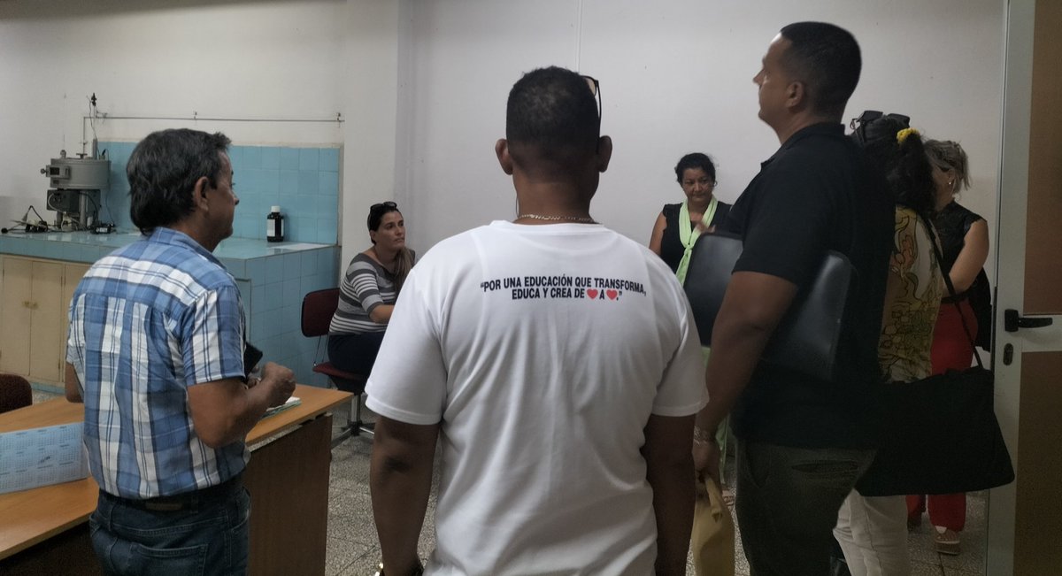 Recibimos a la comisión de diputados para que conozcan no solo los desafíos, sino también el corazón que late en este centro: un equipo con un profundo sentido de pertenencia, que no se doblega ante las dificultades, sino que se crece ante ellas.
🧪🔬📏📝🇨🇺