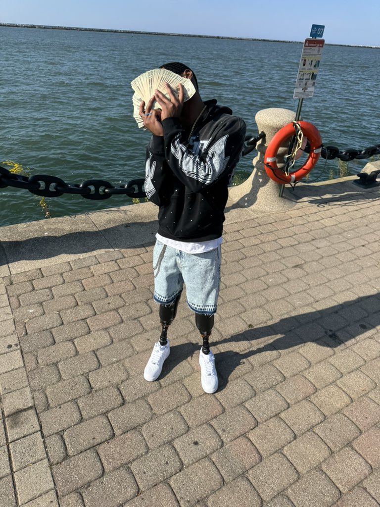 selfmadekash_'s tweet photo. Mo motion den niggas with legs is crazy 🐐🦿💳🔥 https://t.co/o8A9mNPHVY