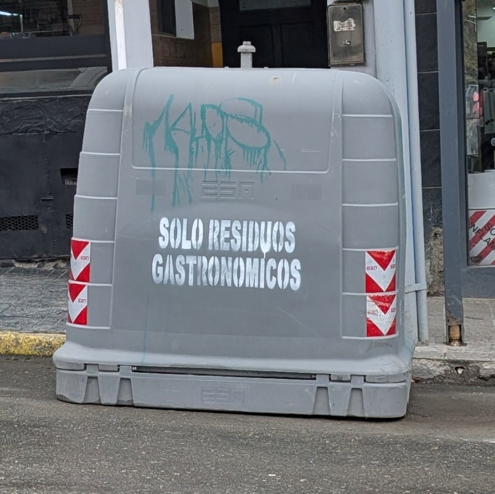 Hola <a href="/AFueguina/">Agrotécnica Fueguina</a>. Los contenedores de basura "sólo para residuos gastronómicos" en la vía pública de #ushuaia frente a cada restaurante o local de comida son sucios, quitan y/o cortan los ya escasos espacios de estacionamiento y afean más la ciudad.