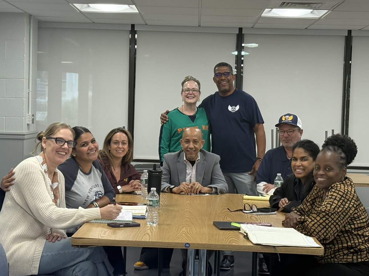 CSD9Bronx's tweet image. Grateful for our amazing District 9 principals who joined today’s first meeting of the year 🙌 Together we framed our leadership vision + launched the work that matters most — for our kids 💙📚 #ComeHometoDistrict9 #LeadershipInAction