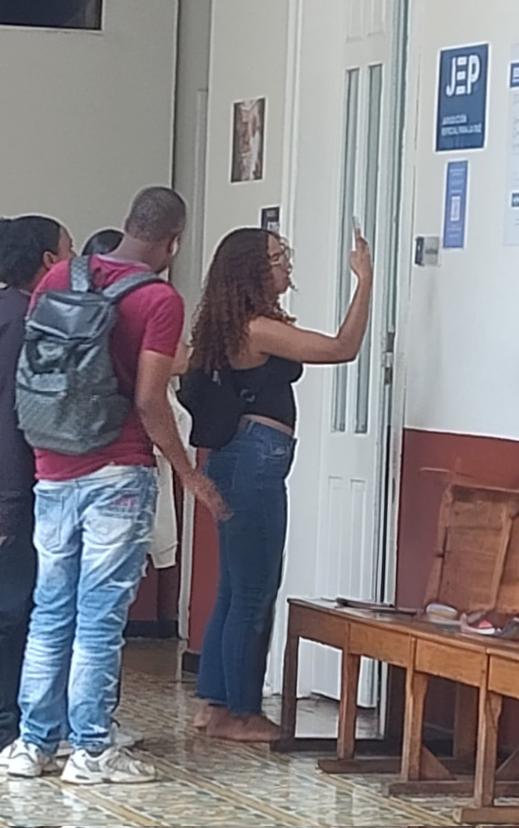 AlternativaPaz's tweet image. Integrantes de la Red de Egresados en  Esp. en Educación en DDHH de @UnicatolicaCali  , de  Justicia de Paz  C17  y el  Museo Experimental Memorias del Lili , realizan  la Exposición de los 11 Macrocasos de la JEP  en la sede de Plaza  Caicedo.