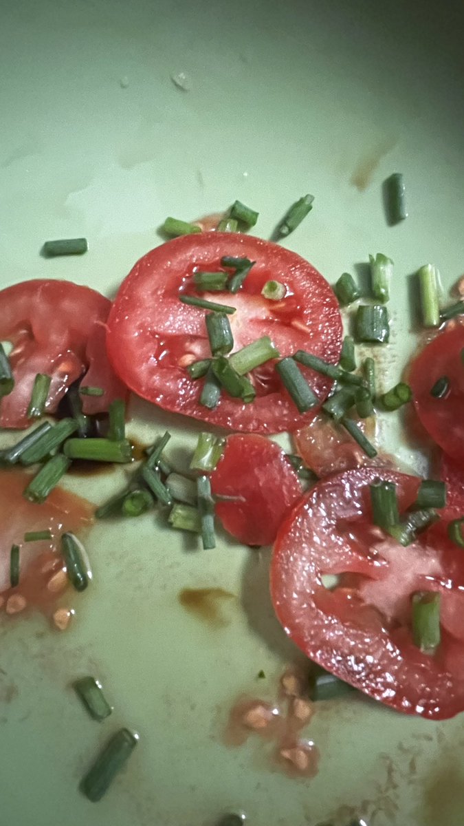 JAPA 100 CALS: Quando a vontade de japa vier, corte fatias fininhas de tomare, e mergulhe no molho teriaky ou no molho de soja (mais low cal) mas acho q vai da sua preferência. Se quiser dar um toque, coloca cebolinha!! Menos de 100 cals. 
Ps: pode tirar as sementes se quiser