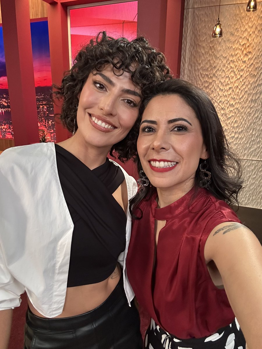 Es hoy!!! <a href="/quebuenahora/">quebuenahora</a> por @canalunicable a las 7pm (horario CDMX) 
Con <a href="/michellevieth/">Michelle Fans</a> @omarfierrooficial @nicolaporcella12 

Hablaremos de #afrodisiacos 
Esto se va a poner bueno!! 

También conocí a la bellísima @danielapenia__ actriz de #Quebranto volví a coincidir con