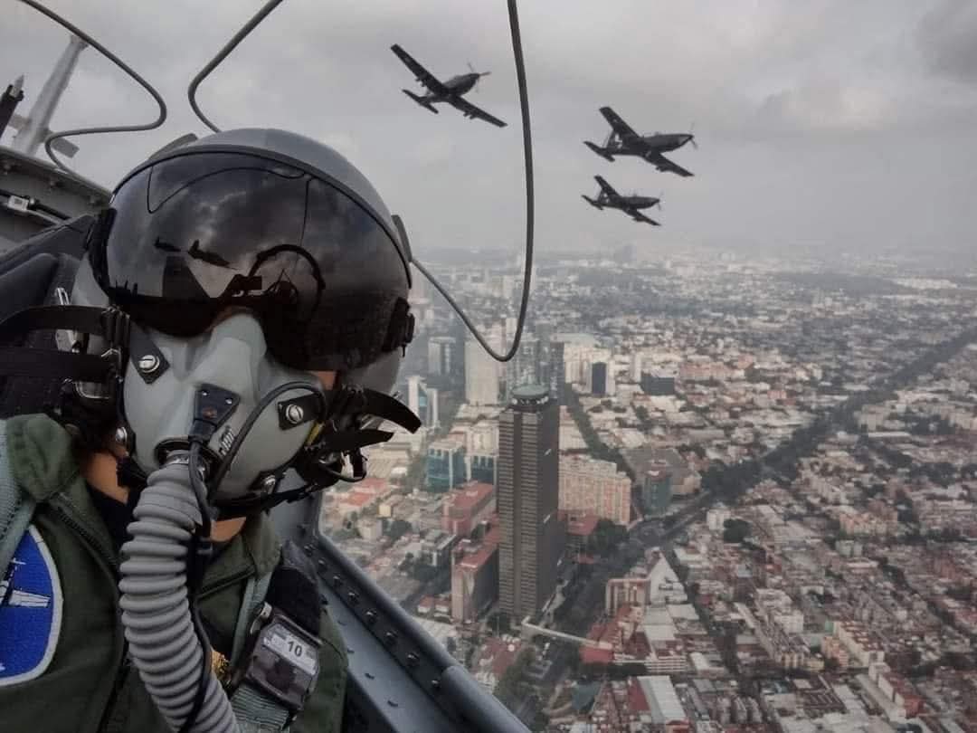 ZonaCoapa's tweet image. La selfie más épica en un desfile de México 🇲🇽 #16Septiembre
