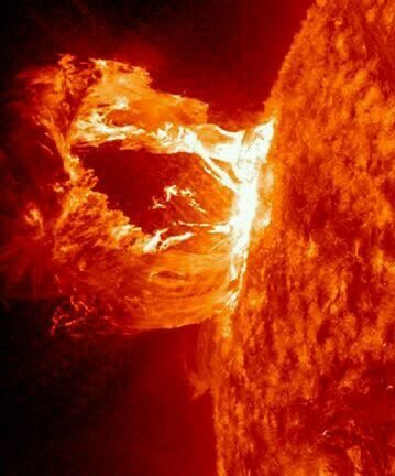 #الشمس تزداد نشاطًا بشكل غير متوقع خلال #الدورة الشمسية 25 خلافًا لتوقعات #ناسا و #NOAA التي توقعت دورة هادئة مماثلة للدورة السابقة (24) وهي واحدة من أضعف الدورات المسجلة.
#تحليل جديد للبيانات يُظهر أن نشاط الشمس بما في ذلك #الرياح الشمسية يزداد تدريجيًا منذ عام 2008 مع ارتفاع في