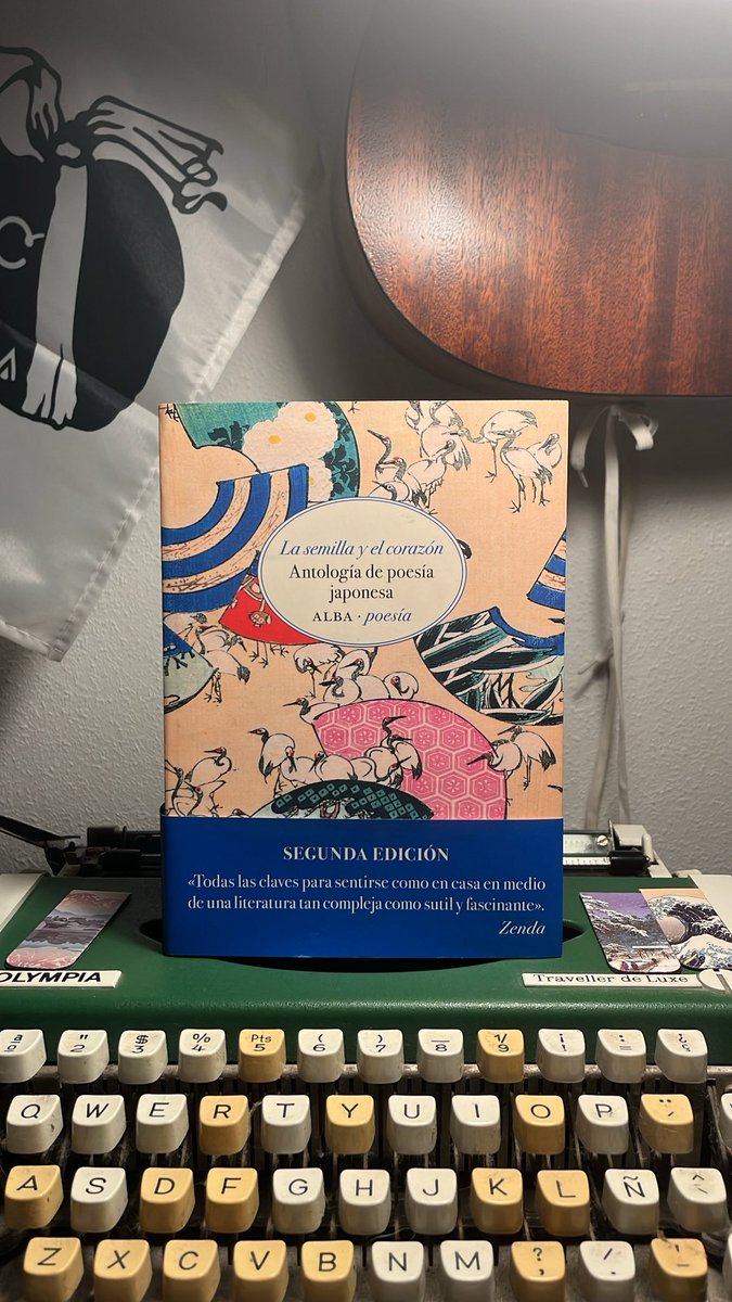 <a href="/satorilibros/">Satori Ediciones</a> <a href="/edhasaeditorial/">edhasa</a> <a href="/gadireditorial/">Gadir Editorial</a> <a href="/galloediciones/">Gallo Nero Ediciones</a> <a href="/Hiperioneditor1/">Hiperioneditorial</a> <a href="/Acantilado1999/">Acantilado</a> <a href="/AnagramaEditor/">Editorial Anagrama</a> <a href="/PreTextosLibros/">Pre-Textos</a> <a href="/EdImpedimenta/">Impedimenta</a> <a href="/Altamarea_Ed/">Altamarea Ediciones</a> <a href="/SalamandraEd/">Ediciones Salamandra</a> <a href="/randomhouse_es/">Random House ES</a> “La semilla y el corazon” Antología poética japonesa. 
Cada noche leo un par de haikus. 
(¿)Cómo consiguieron los japoneses reducir al mínimo en palabras la belleza de la poesía (?)
No es NADA fácil. 
Gran trabajo, <a href="/Albaeditorial/">Alba Editorial</a> por la introducción y selección.