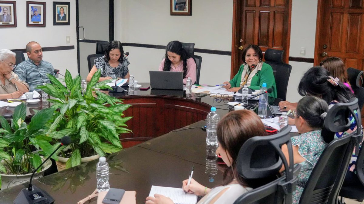 saghonduras's tweet photo. 3/3 Garantizar la voz y los derechos de las mujeres en el ámbito rural y potenciar su desarrollo en el sector agroalimentario, en el marco de la #PESAH 2023-2043.
#UnidosPorElAgro #VolvimosAlCampo #XiomaraSiCumple https://t.co/pdzY4qhfMy
