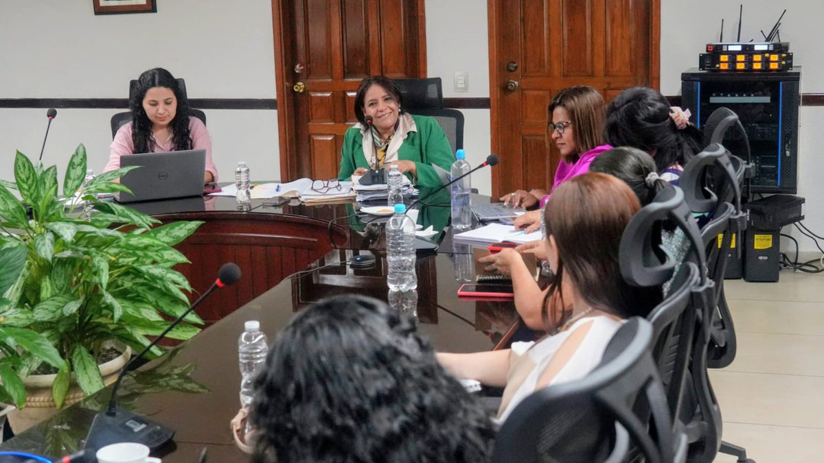 saghonduras's tweet photo. 3/3 Garantizar la voz y los derechos de las mujeres en el ámbito rural y potenciar su desarrollo en el sector agroalimentario, en el marco de la #PESAH 2023-2043.
#UnidosPorElAgro #VolvimosAlCampo #XiomaraSiCumple https://t.co/pdzY4qhfMy