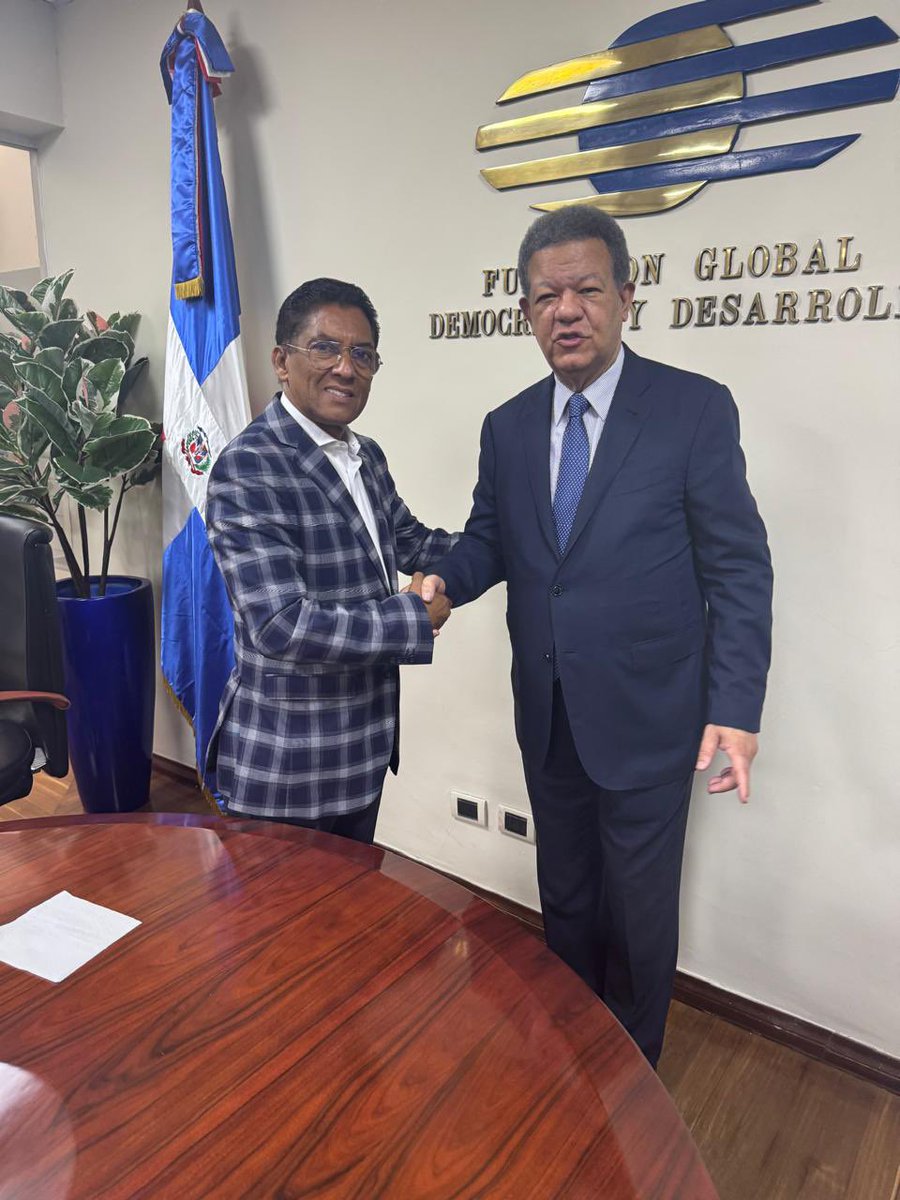 PrimerVa's tweet photo. #PrimerVotoFP
Imagen de la visita del Nuevo Miembro Dirección Política #FuerzDelPueblo
PROF. MARCOS CROSS.
@MarcosCross19
Al Dr. @LeonelFernandez Presidente @FPcomunica .
Acto realizado en @FUNGLODE .
#CongresoFP
#LeonelNecesidadNacional. https://t.co/OS1InFlPQu