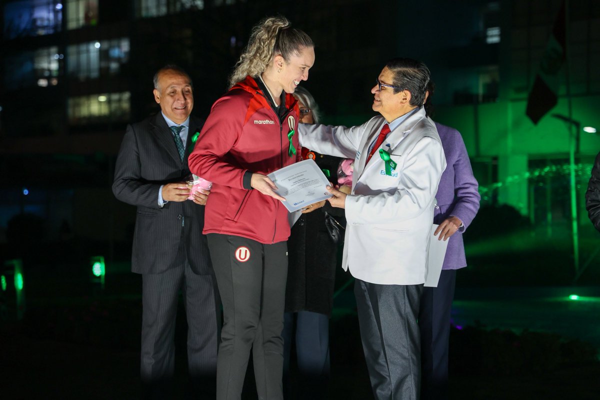 VoleyU1924's tweet photo. 𝗨𝗡 𝗖𝗢𝗠𝗣𝗥𝗢𝗠𝗜𝗦𝗢 𝗤𝗨𝗘 𝗧𝗥𝗔𝗦𝗖𝗜𝗘𝗡𝗗𝗘 

👉 EsSalud reconoció a Universitario como embajador institucional en la promoción de la donación de órganos y tejidos.

👉 Reafirmamos nuestro compromiso por impulsar iniciativas que transforman vidas. https://t.co/fegHaOEmNI