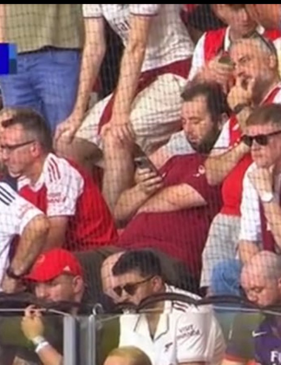 <a href="/atmhib/">AH🔴</a> Scrolling on grindr during a game the bad ming