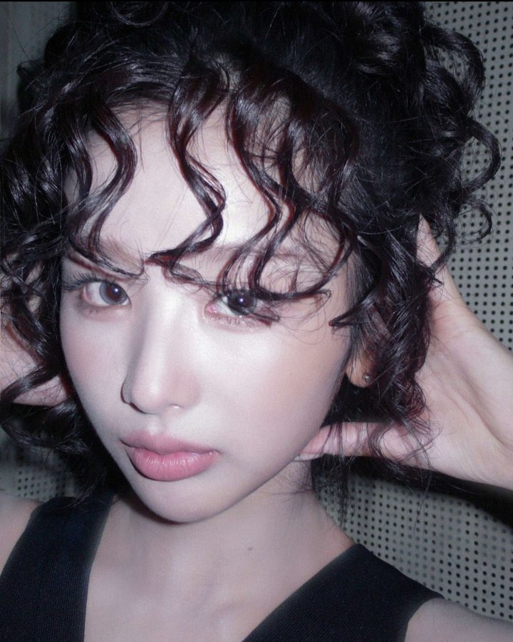 I wish more kpop idols did the tight curls look it looks so good