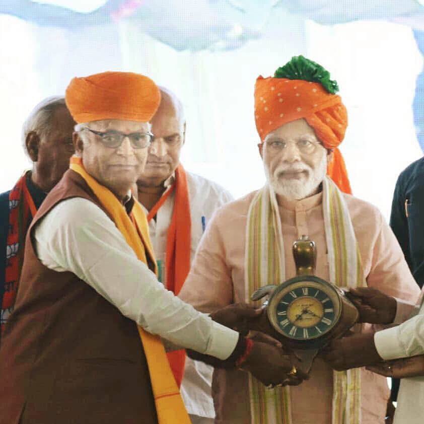 अपने जीवन का पल-पल और शरीर का कण-कण नि:स्वार्थ भाव से राष्ट्र की सेवा में लगा देने वाले, देश को प्रगति के पथ पर अग्रसर करने वाले यशस्‍वी प्रधानसेवक श्री Narendra Modi जी को समस्त देशवासियों की ओर से जन्मदिवस की हार्दिक शुभकामनाएं।

#HappyBdayPMModi