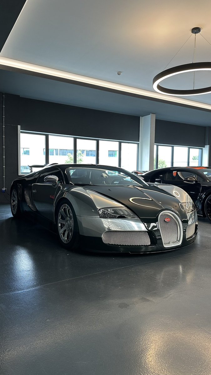 LCherubiniFOC's tweet photo. 01 de 01 Bugatti Veyron 16.4 Centenaire “Malcolm Campbell” de 2.7 MILHÕES de LIBRAS no showroom da European Prestige!

Essa série especial toma como base a versão 16:4 do Veyron, ou seja, é um 8.0L W16 Quadturbo de 1.001cv!

Dito isso, o que vocês acharam desse monstro? https://t.co/i1qm8v3g9D