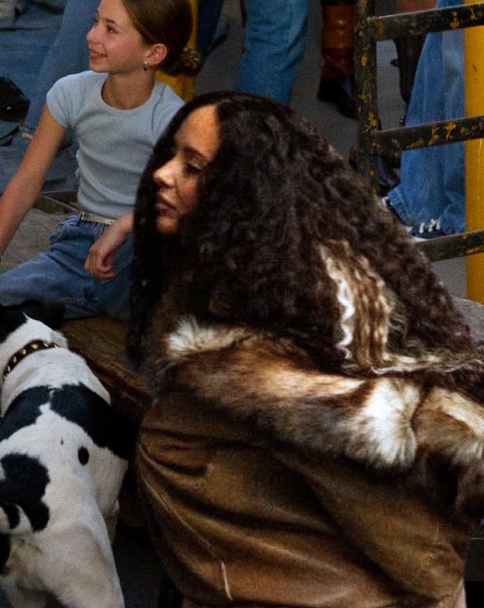 🚨👀 JADE foi encontrada na capa do novo álbum de Demi Lovato, “It’s Not That Deep”!