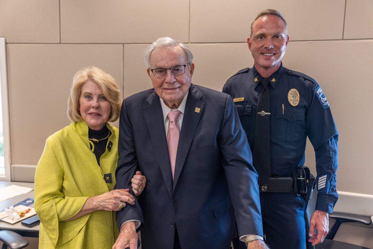 CharMeckSupt's tweet photo. Congratulations to @charmeckschools Chief of Police Jonathan Thomas, who officially sworn in today by taking his oath of office. Chief Thomas brings a wealth of experience and leadership to his role and is ready to ensure the safety of CMS students, staff and families. https://t.co/kevaBSEk5m