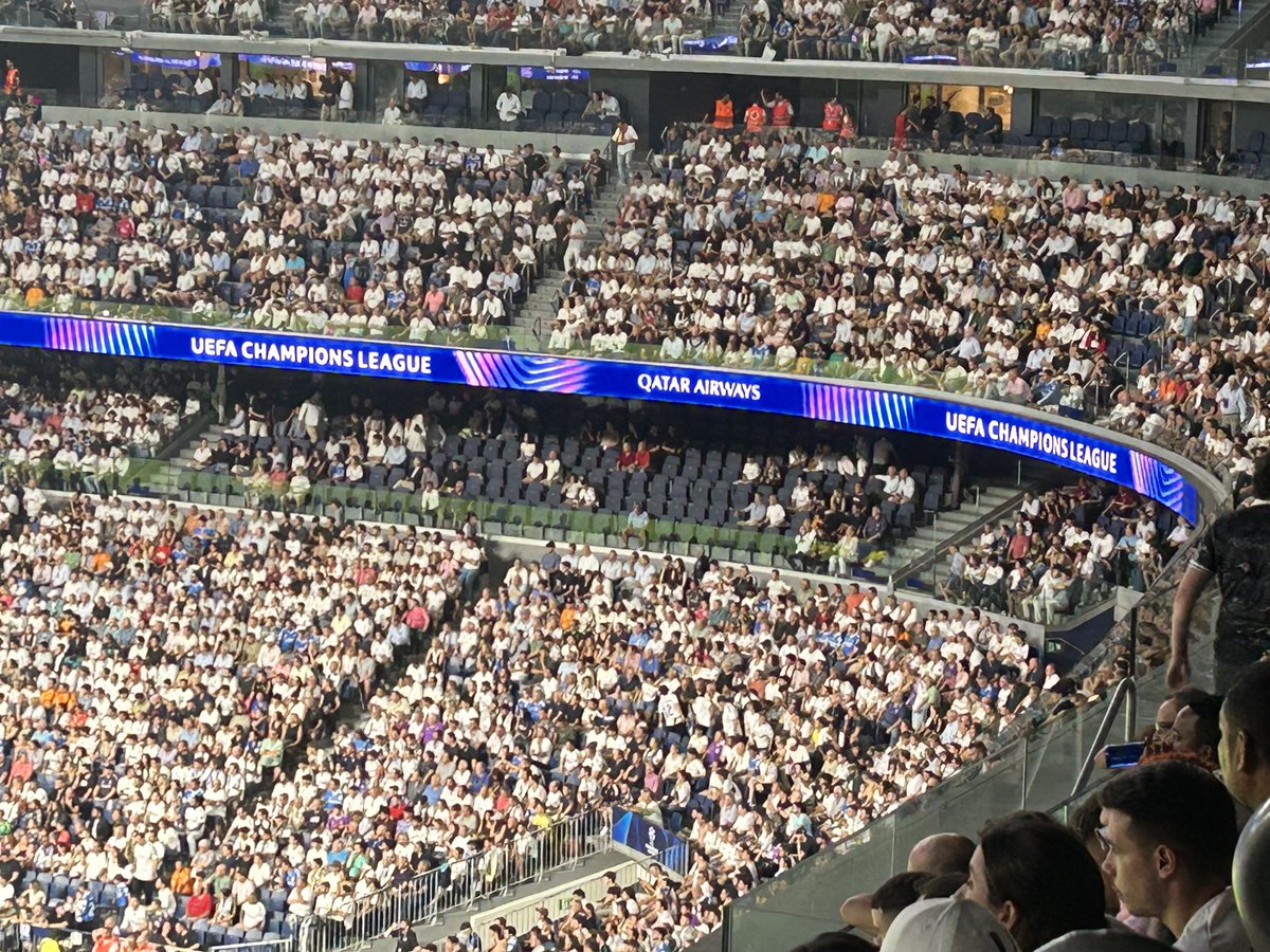 ¡Que no falte de nada! El equipo empatando en Champions y los tiktokers, youtubers y demás mamadores zampando con la 2ª parte empezada.
Eso sí, tú pásate un día de pagar el abono que te lo retiramos rápido.
El madridismo de Florentino Pérez, el cáncer del fútbol.