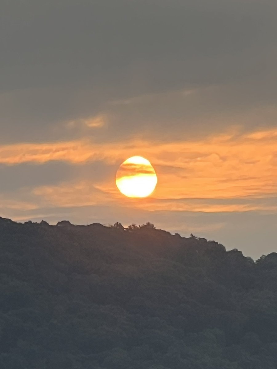 【術後32日目】今日の朝日。いよいよ明日退院。首の手術から寝たきり、歩行訓練、右手のリハビリを受け無事退院。まだ右手は不安ありますが，後は自宅リハビリ。本当にこれまで声をかけて頂いた皆様に励まされ元気を頂きました。ありがとうございます。また引き続き自宅からもよろしくお願いします。