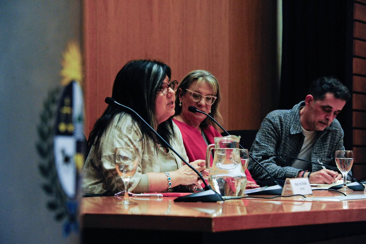 Mientras hacían de Cabarute en Torre Ejecutiva, con una actuación Woke barreta y de muy mal gusto, cerraba una empresa dejando 60 trabajadores directos sin empleo.
<a href="/compresidencia/">Presidencia Uruguay</a> <a href="/OrsiYamandu/">Yamandú Orsi</a> .
Las prioridades están muy desvirtuadas 
"Las infancias pobres", aún deberán esperar