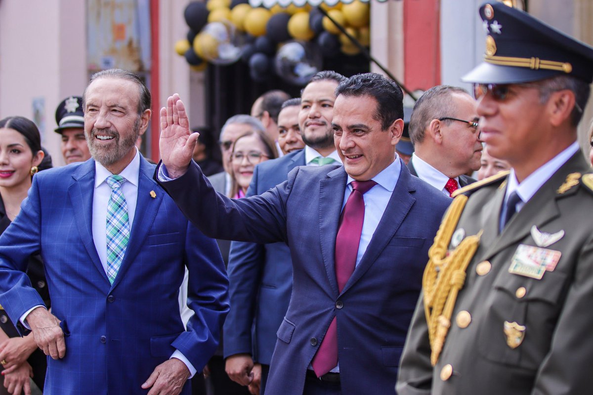 josejoseantonio's tweet photo. Orgullo y respeto a 215 años de Independencia en Durango. 🇲🇽

Rendimos homenaje al Padre de la Patria y compartimos la emoción del Desfile Cívico-Militar junto a nuestras Fuerzas Armadas, Guardia Nacional, cuerpos de seguridad, instituciones educativas y ciudadanía. 🤲🏼

La grandeza de México vive en nuestras raíces. 🦂🫶🏼

#DurangoEsElCamino 🐺