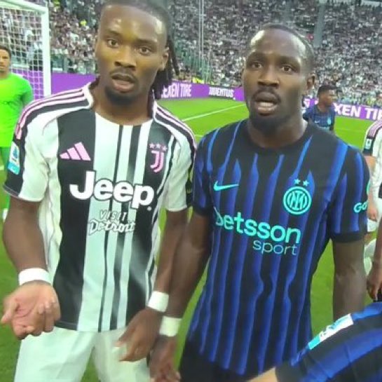 Juezcentral's tweet image. CONMEBOL anunció que probará la Referee Cam en Vélez-Racing de Libertadores. 

Estas pruebas no saldrán en TV, pero si van bien, la cámara se implementará públicamente en las semis de Sudamericana y Libertadores. A favor. 

conmebol.com/noticias/la-co…