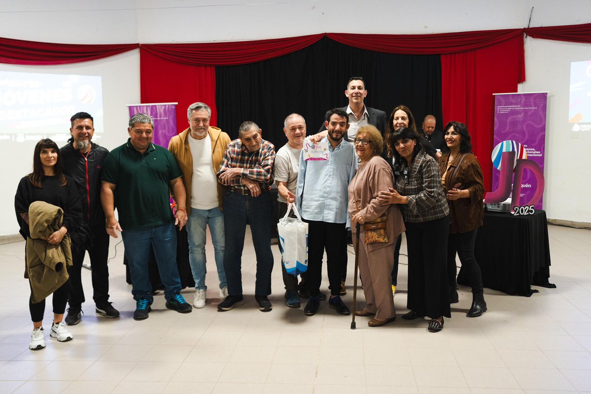 #JovenesDestacados y #EmbajadoresAdultosMayores fueron los
protagonistas de la tarde. Los primeros con sus merecidos premios ( participaron más 3200 ) y el traspaso de mando para los segundos. 
#CiudadaniaParticipativa
<a href="/DDHH_RI_CI/">Secretaría de DDHH, Rel Institucionales y Coop Int</a> <a href="/munineuquen/">Neuquén Capital</a>