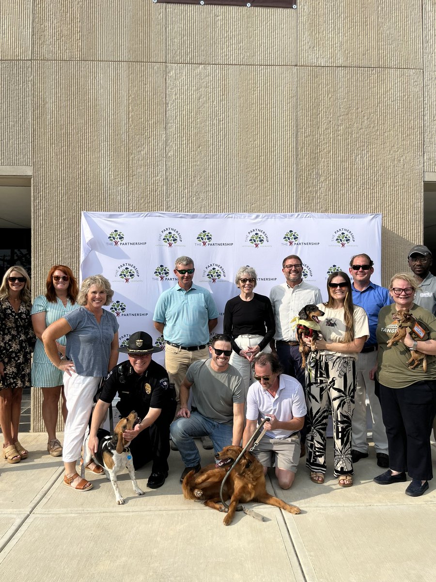 Starkville_PD's tweet image. Introducing Starkville&apos;s new Chief of Pawlice, Elvis. Today&apos;s event hosted by the @GSDPartnership also named Starkville&apos;s Pet Mayor (Natty) and Board of Pawldermen (Krieger, Itty Bitty, and
Roscoe). The event included a $3,000 donation to the @ochsms.

Congratulations to today&apos;s…