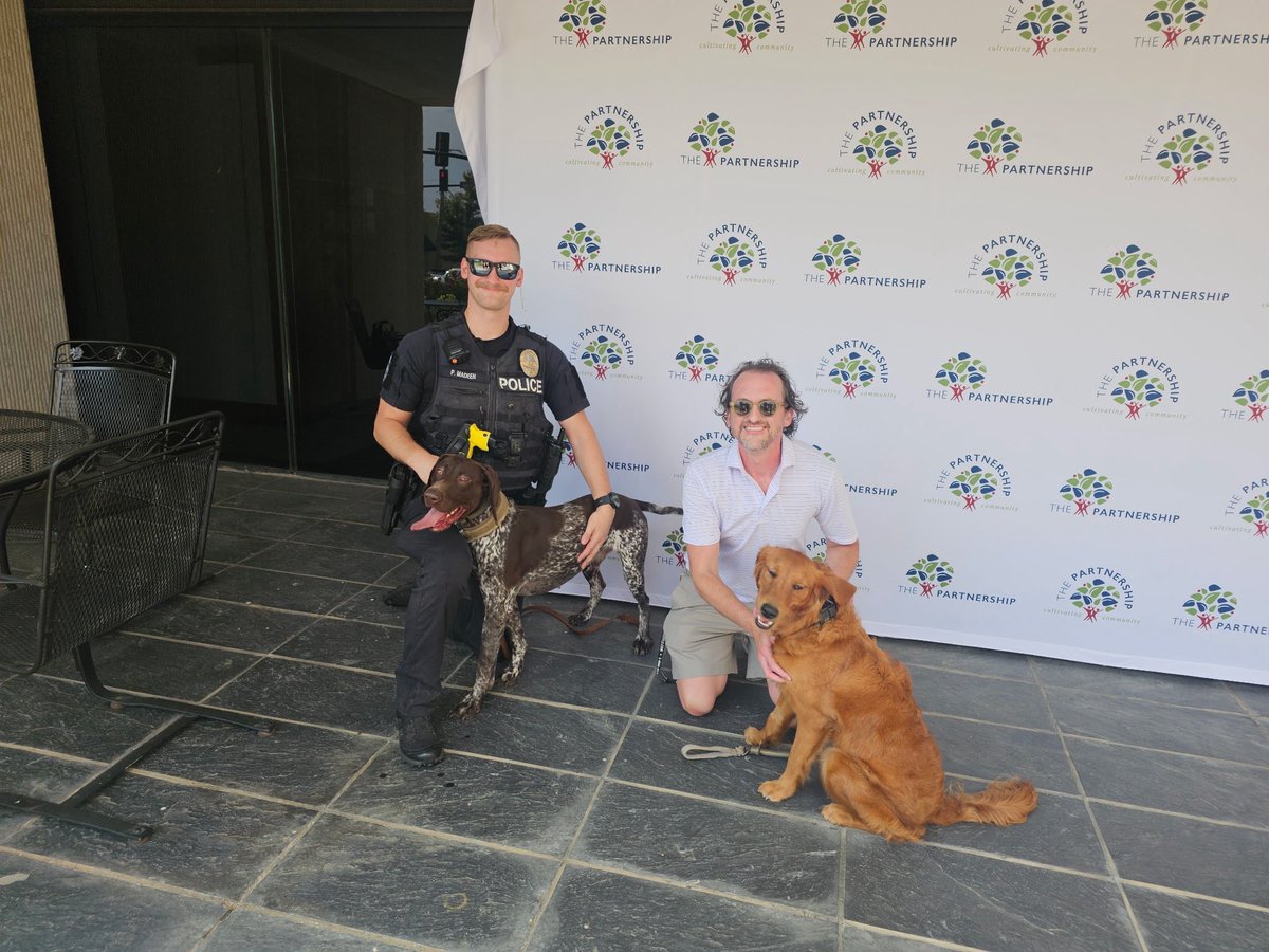 Starkville_PD's tweet image. Introducing Starkville&apos;s new Chief of Pawlice, Elvis. Today&apos;s event hosted by the @GSDPartnership also named Starkville&apos;s Pet Mayor (Natty) and Board of Pawldermen (Krieger, Itty Bitty, and
Roscoe). The event included a $3,000 donation to the @ochsms.

Congratulations to today&apos;s…