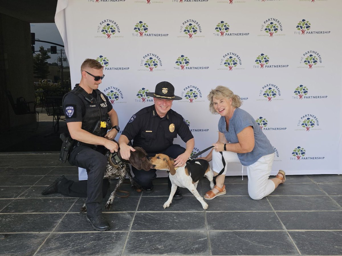 Starkville_PD's tweet image. Introducing Starkville&apos;s new Chief of Pawlice, Elvis. Today&apos;s event hosted by the @GSDPartnership also named Starkville&apos;s Pet Mayor (Natty) and Board of Pawldermen (Krieger, Itty Bitty, and
Roscoe). The event included a $3,000 donation to the @ochsms.

Congratulations to today&apos;s…