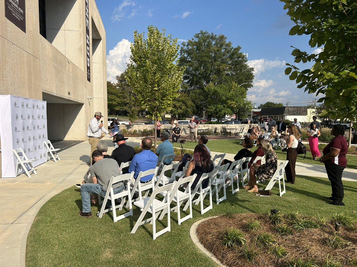 Starkville_PD's tweet image. Introducing Starkville&apos;s new Chief of Pawlice, Elvis. Today&apos;s event hosted by the @GSDPartnership also named Starkville&apos;s Pet Mayor (Natty) and Board of Pawldermen (Krieger, Itty Bitty, and
Roscoe). The event included a $3,000 donation to the @ochsms.

Congratulations to today&apos;s…