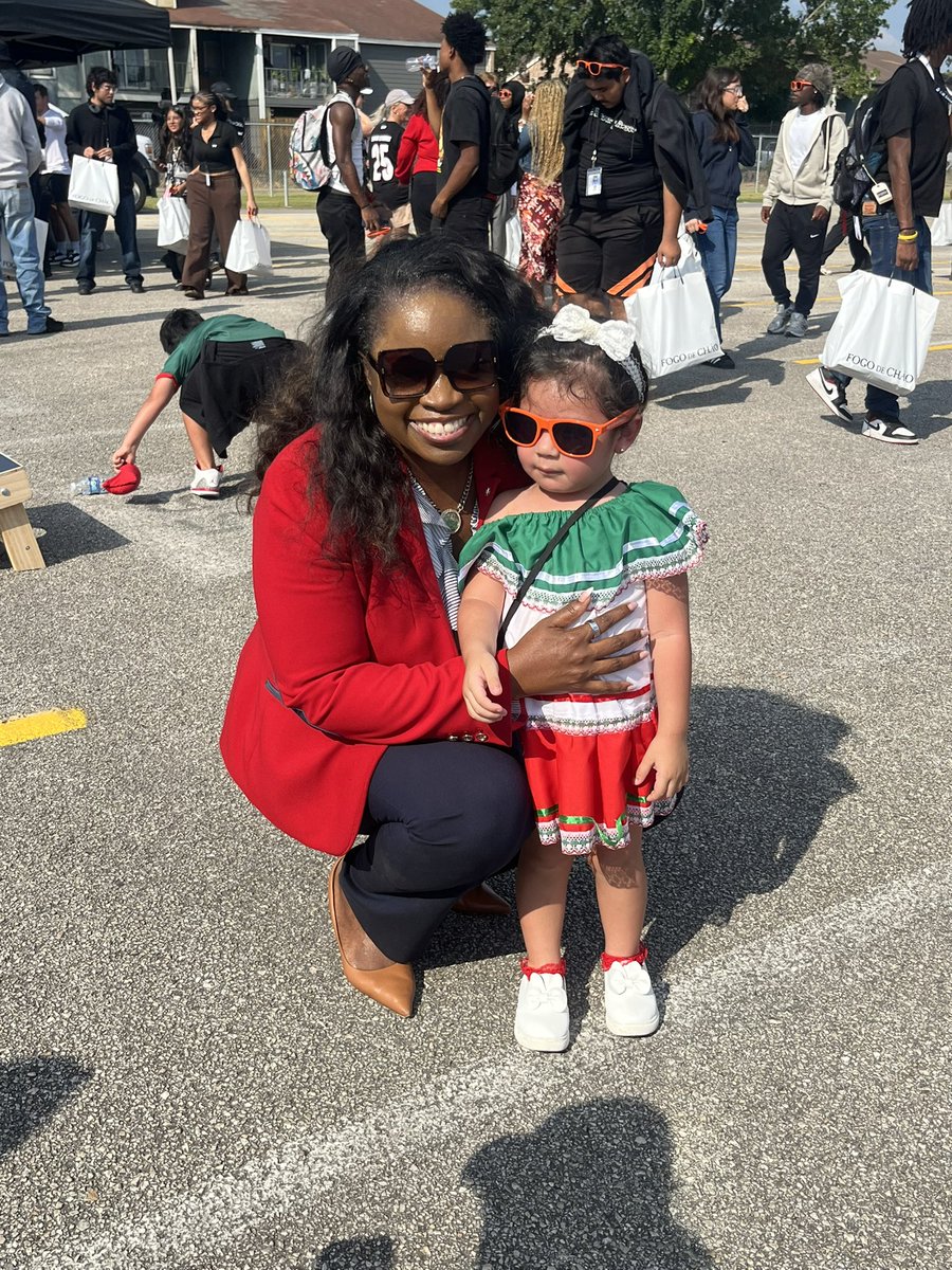 BigIkeYearbook's tweet image. Thanks to @nokidhungry , Fogo de Chão, Texans’ @BraxtonBerriosT
, and @drgoffney food, fun, and games. You brought joy, connection, and support to our students, families, and staff. We are deeply grateful for the way you continue to invest in our school and community.