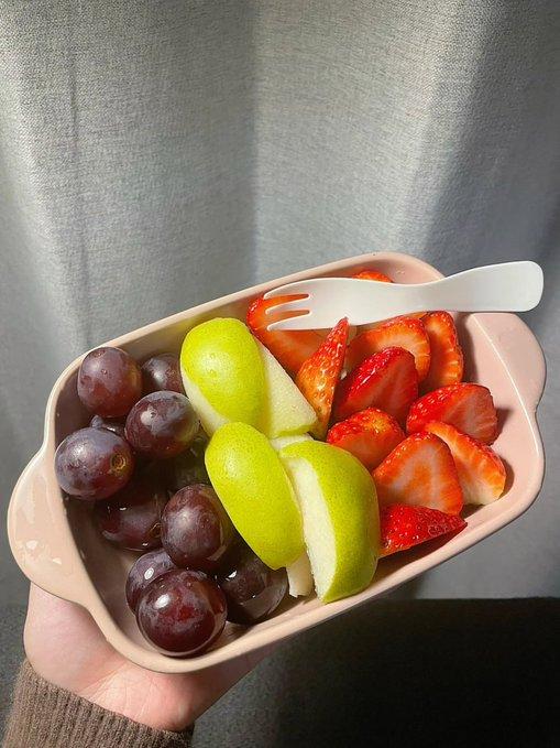Eleena3254's tweet photo. Life is a combination of magic and juicy fruits 🍓📷 🍏 https://t.co/sTVsXhJJem