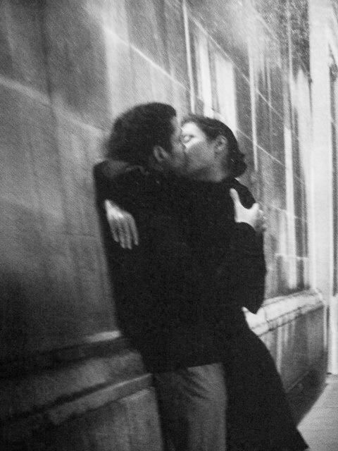 AlmarDeLuna's tweet image. Dime cómo rozarte despacito,  
como si el tiempo se detuviera en tu piel,  
quiero aprenderte de nuevo, amor,  
susurrarte que aún puedo amarte, siempre.  
Si necesitas un instante, te lo doy,  
para que pienses en mis besos,  
en este fuego que arde en mi pecho,  
esperaré,…