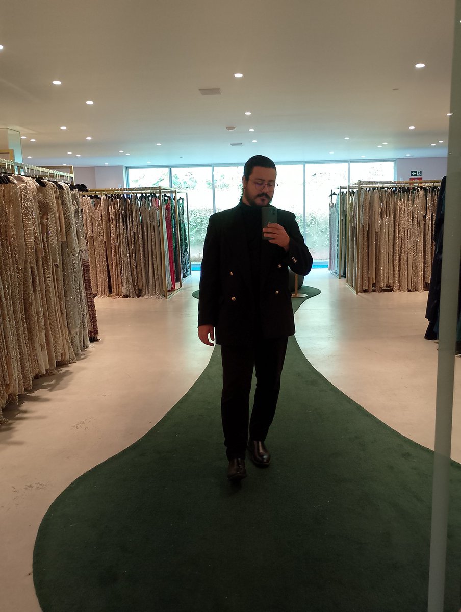 ✨ A verdadeira elegância está nos detalhes: postura, confiança e atitude. O preto nunca erra — é o tom da sofisticação atemporal. 🖤

#Elegância #EstiloMasculino  #MensStyle #FashionMen #AllBlack #LuxuryStyle #ClassyMen #GentlemanStyle #ChicStyle #StyleInspiration