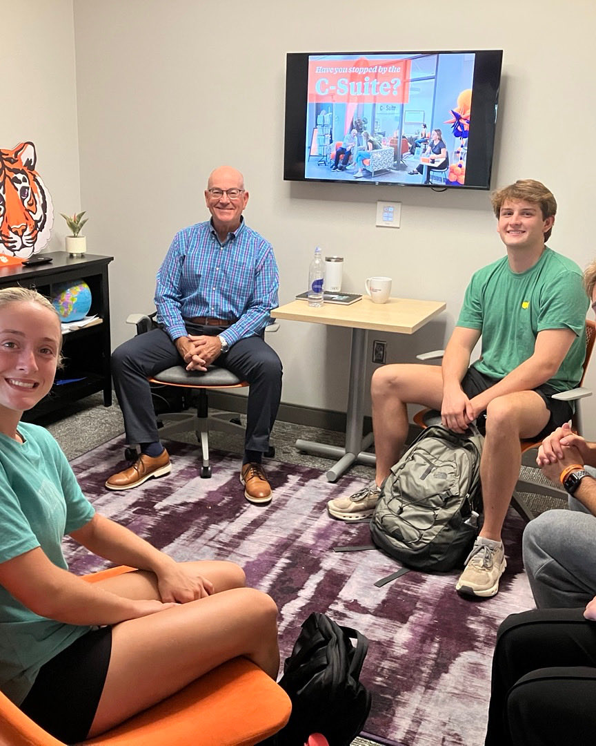Divot13's tweet photo. Always a pleasure to be back in #Tigertown ⁦@ClemsonUniv⁩ ⁦@ClemsonTigers⁩ ⁦@ClemsonPrez⁩ ⁦@ClemsonTigerNet⁩ in the C-Suite meeting students and paying it forward! #AllIn #GoTigers🐅 https://t.co/GNa13sP5hw