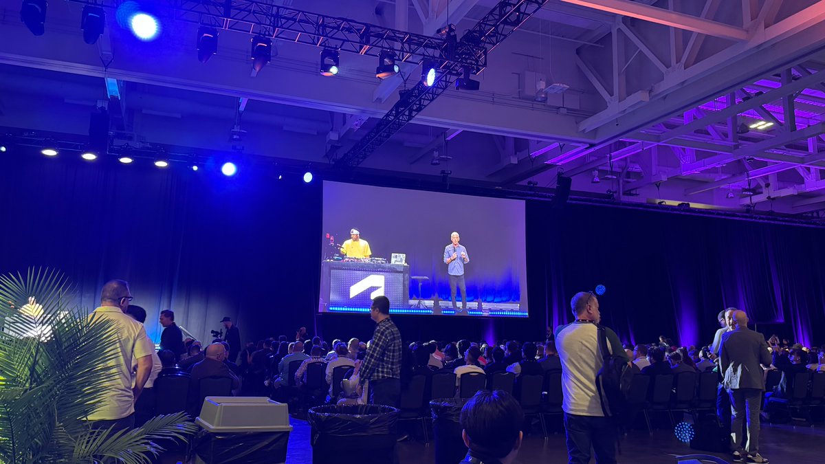 BIM_PLUS1's tweet photo. ついに始まりましたね #AU2025
PLUS.1からは高木と乙丸が現地参戦!
現地へ行かれている方、見かけたらお声がけください!
#AutodeskUniversity https://t.co/JKeLcXQ9Nm
