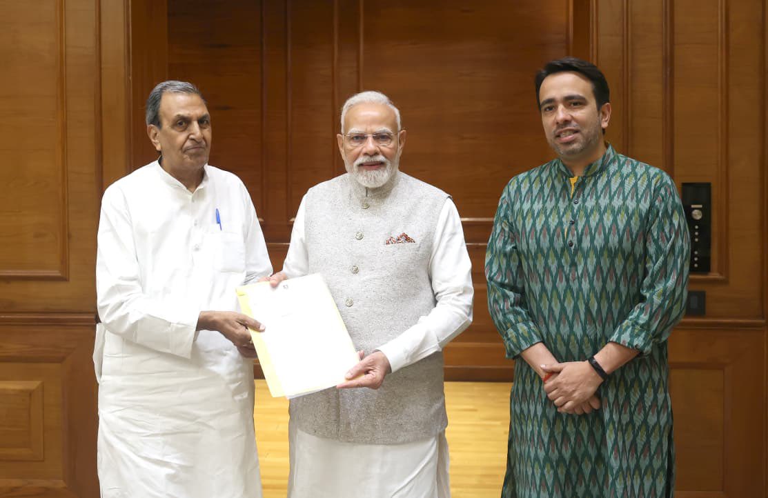 jayantrld's tweet photo. किसान ट्रस्ट के चेयरमैन डॉ.यशवीर सिंह जी के साथ माननीय प्रधानमंत्री श्री नरेंद्र मोदी जी को बाढ़ पीड़ितों की सहायता हेतु #PMNRF के लिए चेक दिया ।

यह सहायता राशि राष्ट्रीय लोकदल के सांसदों-विधायकों की एक माह की तनख्वाह और समाज के सहयोग से जुटाई गई | 

#PrimeMinisterNationalReliefFund 
@narendramodi