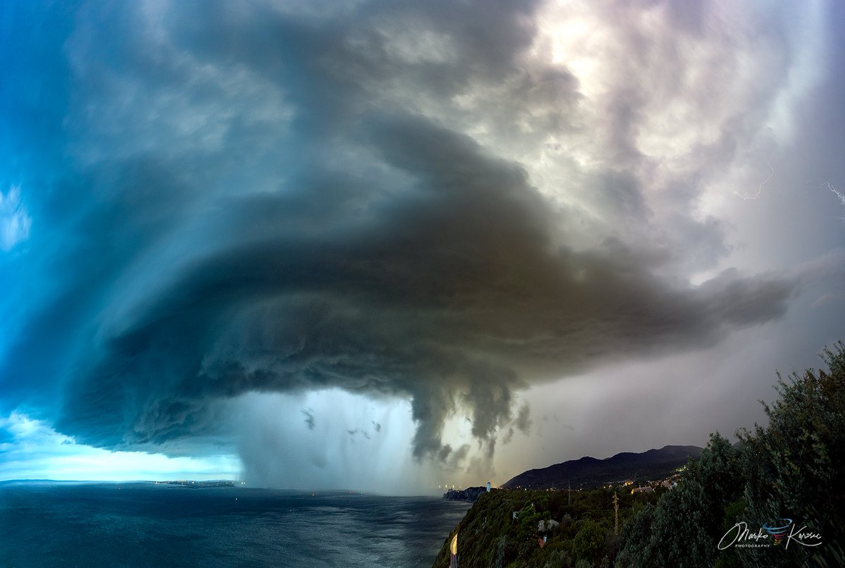 An absolute monster supercell with frequent lightning grazed across the Friuli region, Italy, into the Gulf of Trieste today, Sept 16th, 2025. A wet microburst blasted Monfacone and Duino with lots of hail and intense downpours.