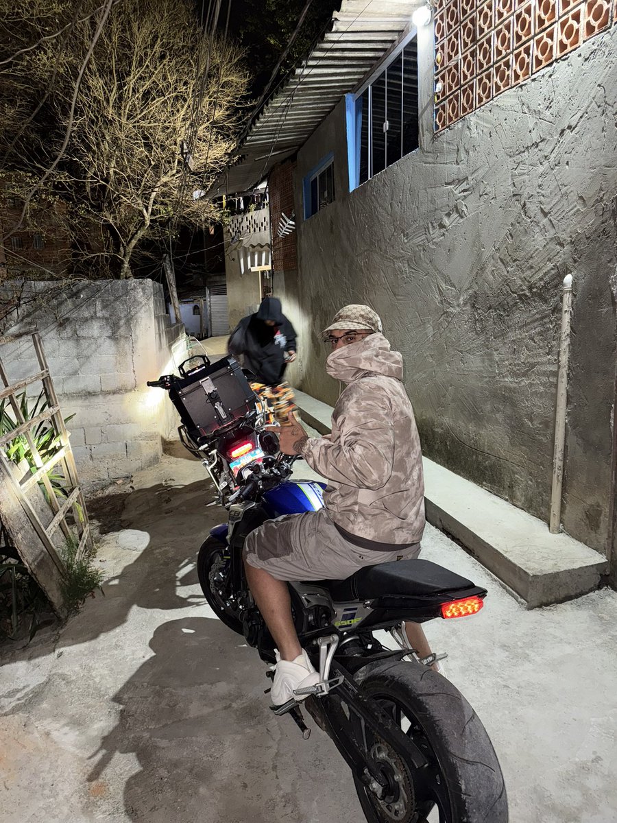 thiagoveigh's tweet image. Sempre que ando por lugares de muita riqueza, passo a madrugada no lugar de onde vim, fazendo as mesmas coisas. Isso mantém muito meus pés no chão.