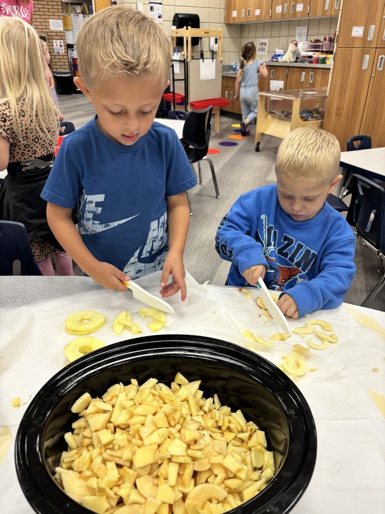 CISchoolDist's tweet image. 🍎👩‍🍳 Ms. Anna’s Little Rangers rolled up their sleeves and turned into mini chefs today! They made homemade applesauce together—and of course, the best part was enjoying it as their snack! 🥄✨ #LittleRangers #HandsOnLearning #GoCIGo