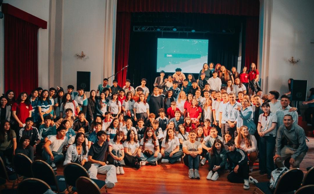 A 49 años de La Noche de los Lápices, honramos a quienes soñaron con un país más justo. En un contexto nacional desafiante, celebramos que la participación estudiantil siga viva en programas como "Participar" que impulsa y acompaña este compromiso colectivo de lxs estudiantes💪🏼