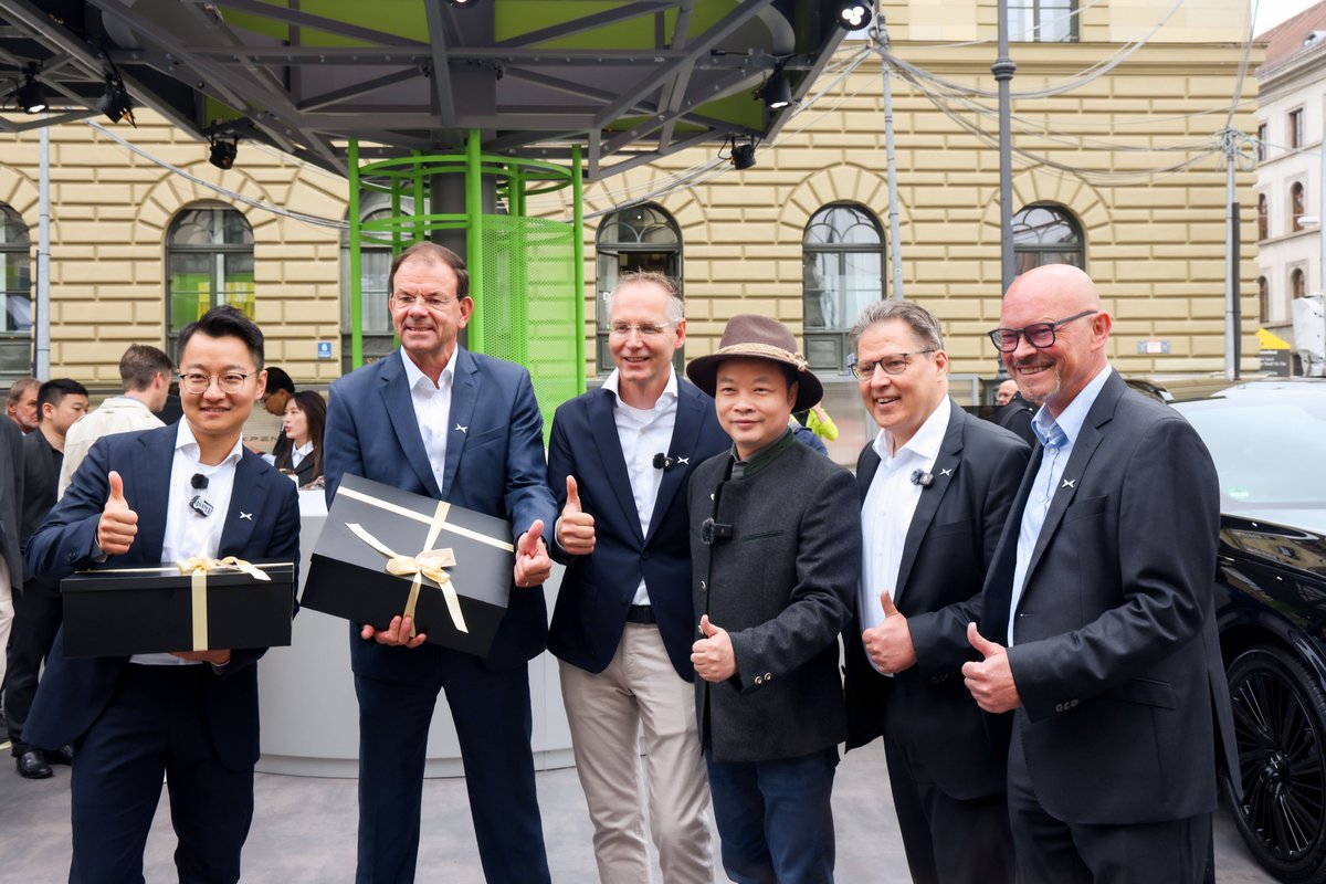 xiaopenghexpeng's tweet image. Loved talking with our XPENG owners and fans in Germany. Thanks to all for your thoughtful gift. Little P and I enjoyed the local Bavarian traditions and are rocking our new Bavarian outfits!
$XPEV