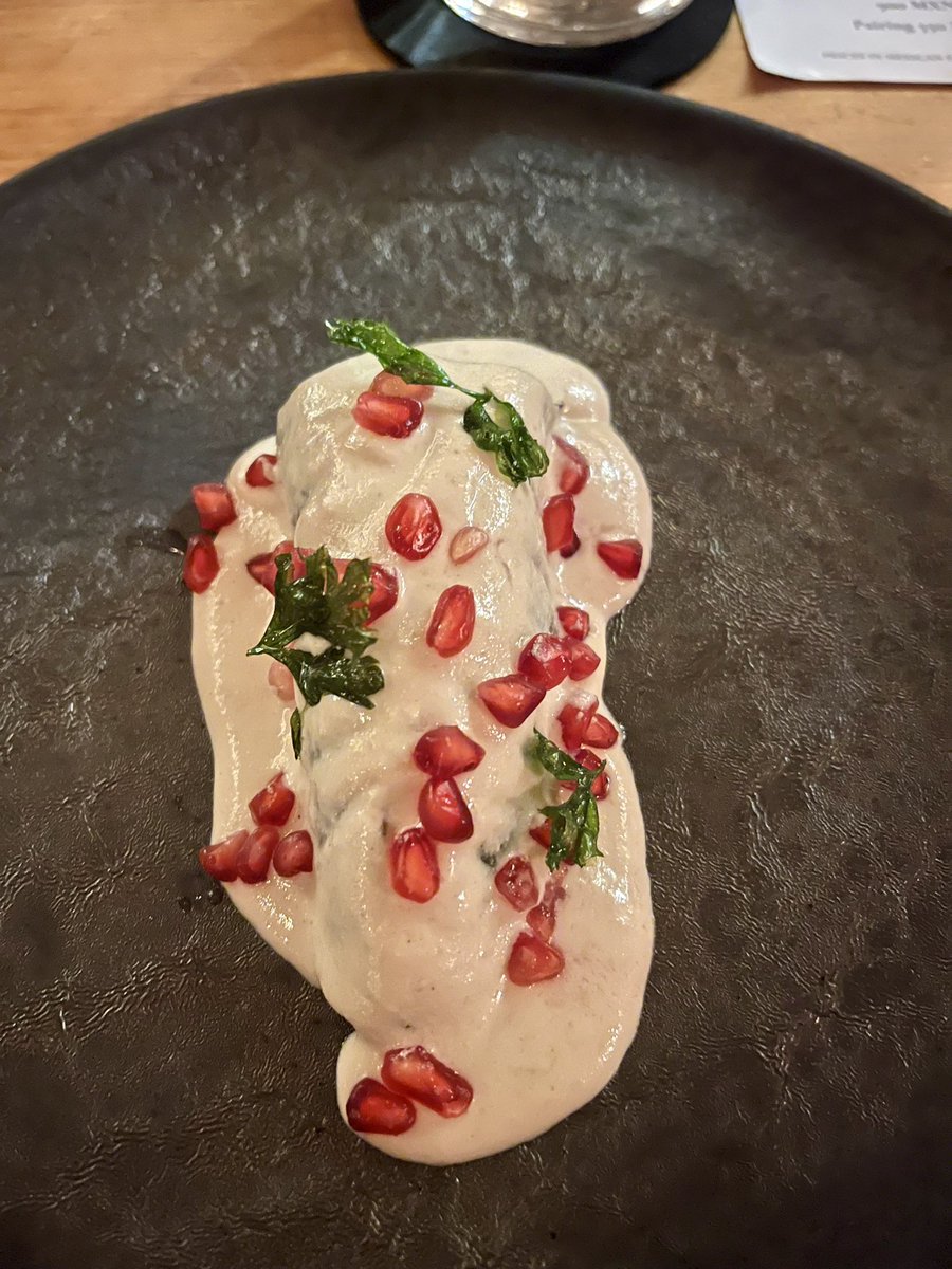 9月16日の #メキシコ独立記念 日に欠かせない一皿。
お肉とフルーツを詰めたチレ・ポブラノに、胡桃クリームとザクロをのせた🇲🇽国旗カラーの料理✨　😋😋

Taste of Independence 🇲🇽
Chile Poblano + walnut cream + pomegranate = Chiles en Nogada ✨

#VivaMéxico #ロスカボス 
#女子会