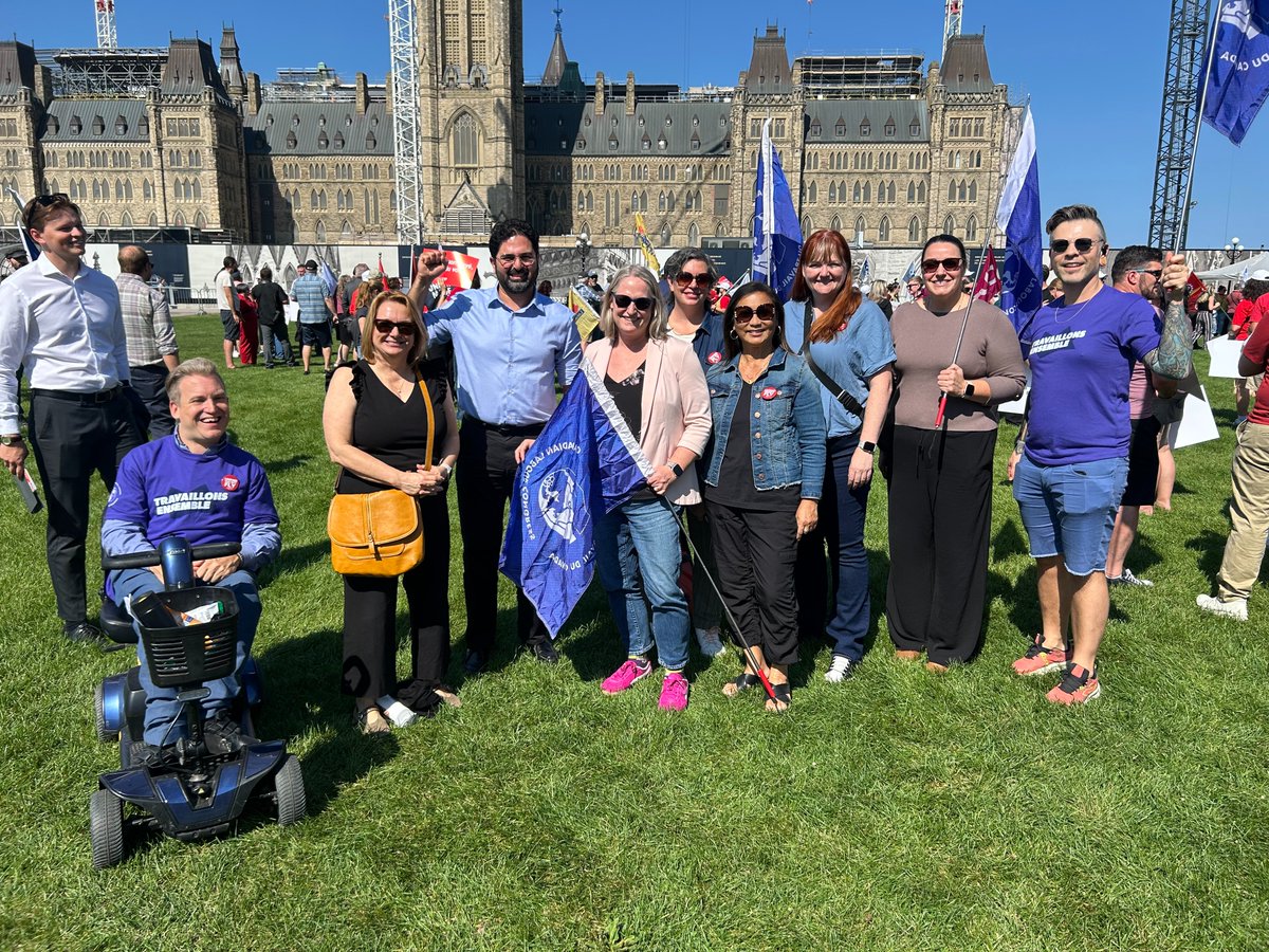 CanadianLabour's tweet image. Unpaid work won’t fly. 
CLC officers stood with @cupenat  flight attendants, calling on the gov’t to close the airline loophole that forces unpaid work and to end Section 107 abuse of workers’ rights. #canlab #unpaidworkwontfly